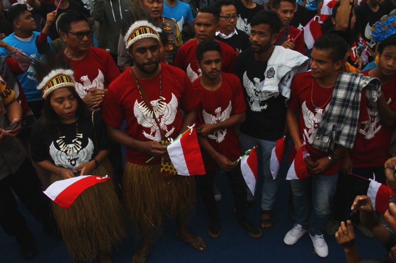 Mahasiswa dari Papua mengikuti Aksi Damai Bhineka Tunggal Ika di Simpang Balapan, Malang, Jawa Timur, Jumat (23/8). /Antara Foto.