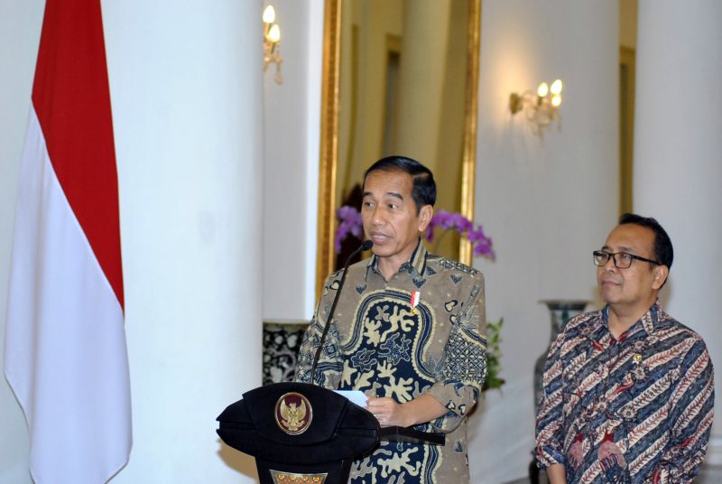 Presiden Joko Widodo (kiri) didampingi Menteri Sekretaris Negara Pratikno (kanan) memberikan keterangan kepada awak media di Istana Kepresidenan Bogor, Jawa Barat, Kamis (22/8). /Antara Foto.