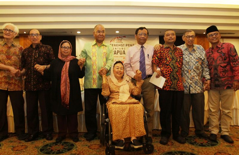 Ketua Gerakan Suluh Kebangsaan Mahfud MD (keempat kanan) bersama para tokoh bangsa Frans Magnis Suseno (kiri), Alwi Shihab (kedua kiri), Alissa Wahid (ketiga kiri), Simon Morin (keempat kiri), Sinta Nuriyah Wahid (tengah), Beny Susetyo (ketiga kanan), Quraish Shihab (kedua kanan) dan Acmad Suaedy (kanan) berfoto bersama usai menyampaikan pernyataan terkait kerusuhan di Papua di Jakarta, Jumat (23/8). /Antara Foto.