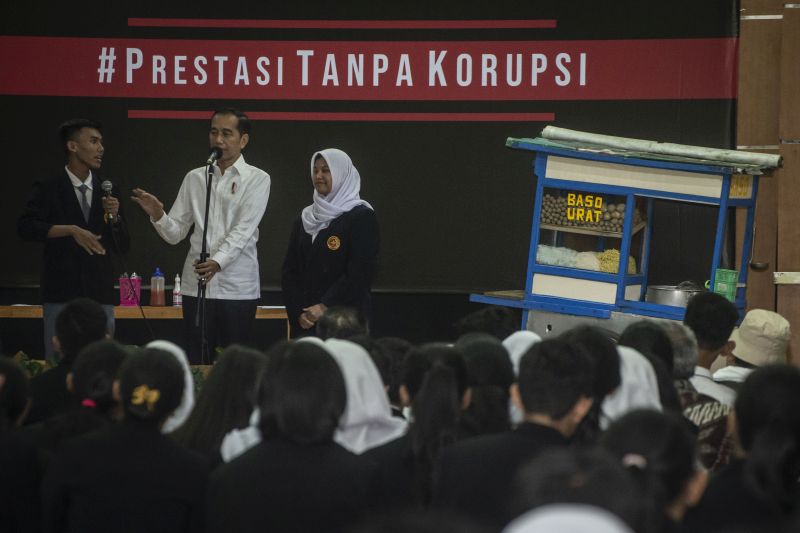 Presiden Joko Widodo (tengah) berbincang dengan murid seusai menyaksikan drama bertajuk Prestasi Tanpa Korupsi di SMKN 57 Jakarta, Jakarta Selatan, Senin (9/12/2019). Foto Antara/Aprillio Akbar.