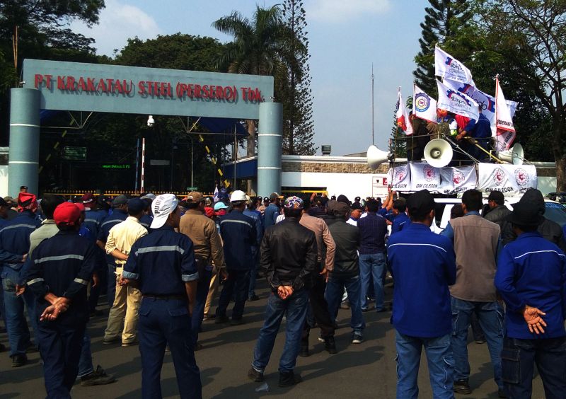 Sejumlah buruh outsource PT Krakatau Steel Tbk berunjuk rasa di depan Kantor PT KS di Cilegon, Banten, Rabu (3/7). /Antara Foto. 