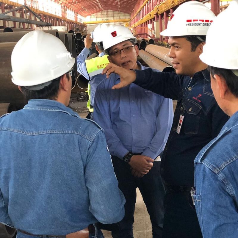 Direktur Utama PT Krakatau Steel mengunjungi PT KHI, anak perusahaan Krakatau Steel yang memproduksi pipa baja. /instagram.com/silmykarim.