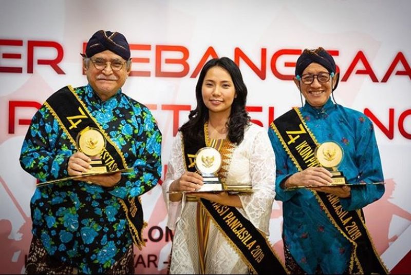 Livi Zheng bersama Slamet Rahardjo dan Didik Nini Thowok menerima penghargaan Ikon Pancasila. /instagram.com/livizheng