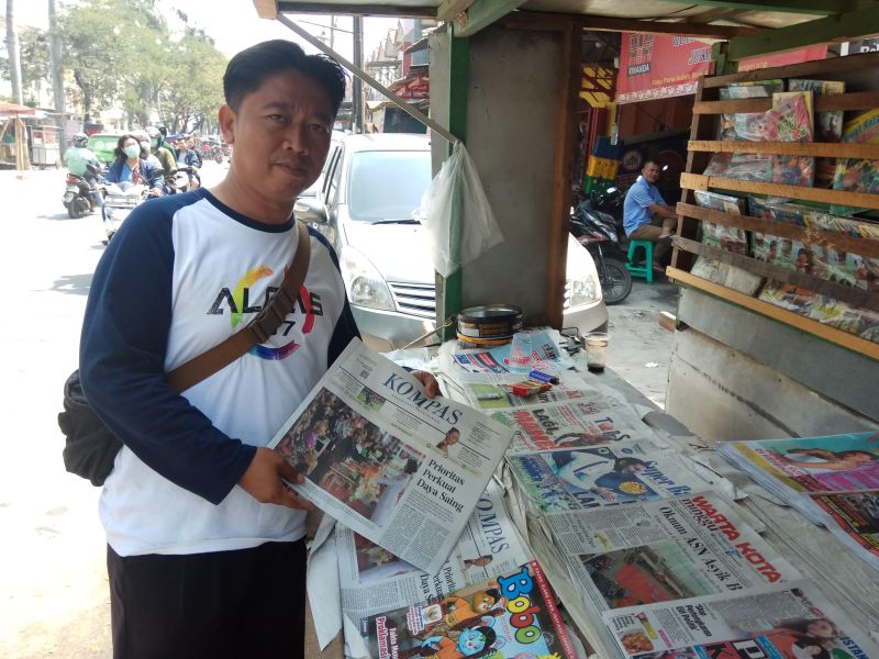 Rahmat, pengecer koran yang biasa keliling di kawasan Poris, Tangerang, Banten, Alinea.id/Kudus Purnomo Wahidin. 
