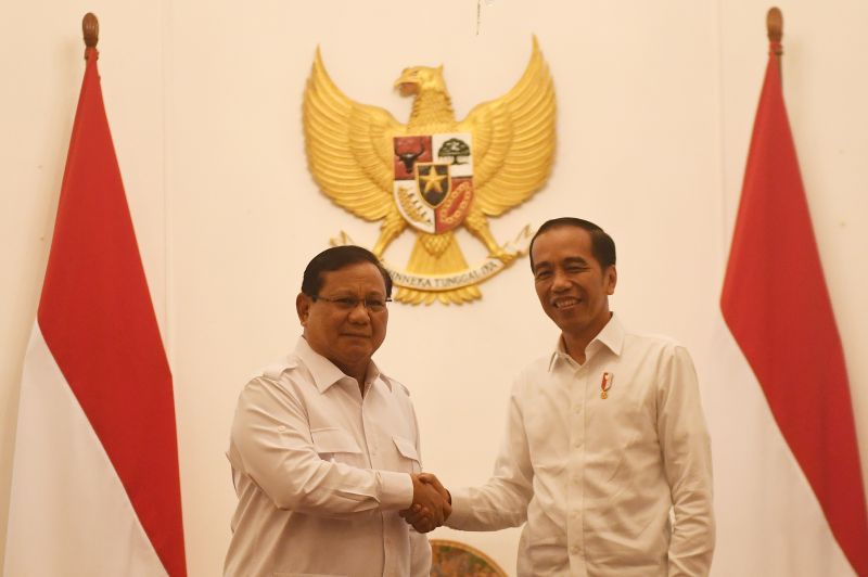 Presiden Joko Widodo (kanan) berjabat tangan dengan Ketua Umum Partai Gerindra Prabowo Subianto (kiri) dalam pertemuan di Istana Merdeka, Jakarta, Jumat (11/10). /Antara Foto.