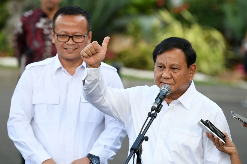 Ketua Umum Partai Gerindra Prabowo Subianto (kanan) didampingi Wakil Ketua Umum Edhy Prabowo mengangkat ibu jari seusai bertemu Presiden Joko Widodo di kompleks Istana Kepresidenan, Jakarta, Senin (21/10). /Antara Foto. 