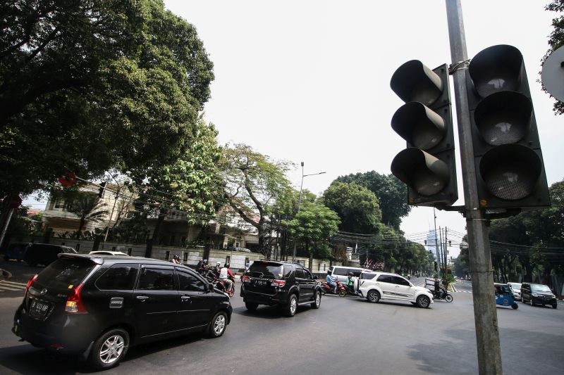 Pengendara melintas di dekat lampu lalu lintas yang tidak berfungsi di Jalan Diponegoro, Jakarta, Senin (5/8). /Antara Foto. 