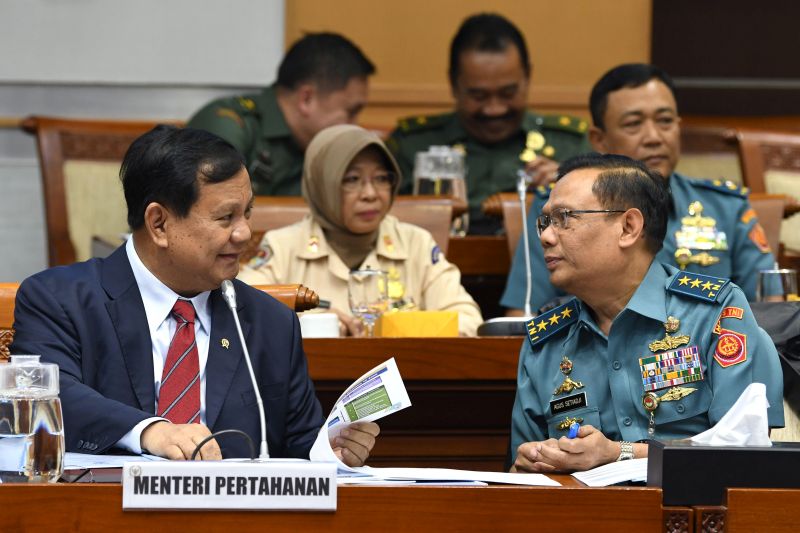 Menteri Pertahanan Prabowo Subianto (kiri) berbincang dengan Sekretaris Jenderal Kemhan Laksamana Madya TNI Agus Setiadji (kanan) menjelang rapat di kompleks Parlemen, Jakarta, Senin (11/11). /Antara Foto.