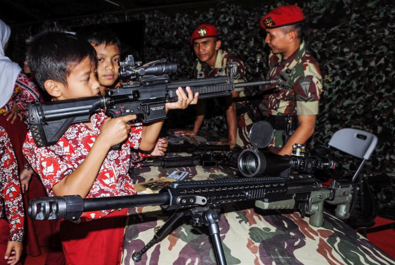 Sejumlah siswa memegang senapan serbu SS4 kaliber 5.56 saat Pameran Alutsista TNI, di Alun-alun Rangkasbitung, Lebak, Banten, Kamis (3/10). /Antara Foto.