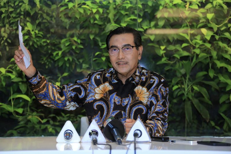 Mantan Direktur Utama BRI Suprajarto memberikan keterangan pers tentang penunjukan dirinya menjadi Dirut BTN melalui RUPSLB di Jakarta, Kamis (29/8). /Antara Foto.