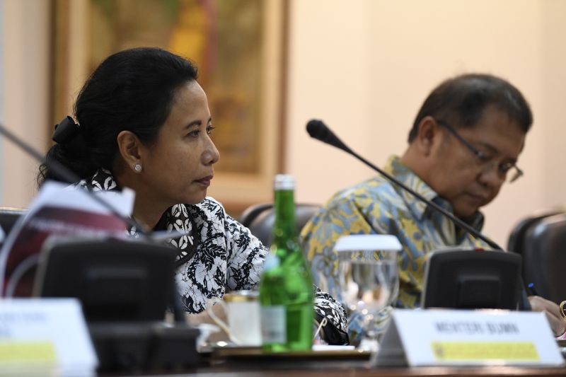 Menteri BUMN Rini Soemarno (kiri) dan Menkominfo Rudiantara (kanan) mengikuti rapat terbatas tentang Percepatan peta jalan penerapan industri 4.0 di Kantor Presiden, Jakarta, Selasa (3/9). /Antara Foto. 