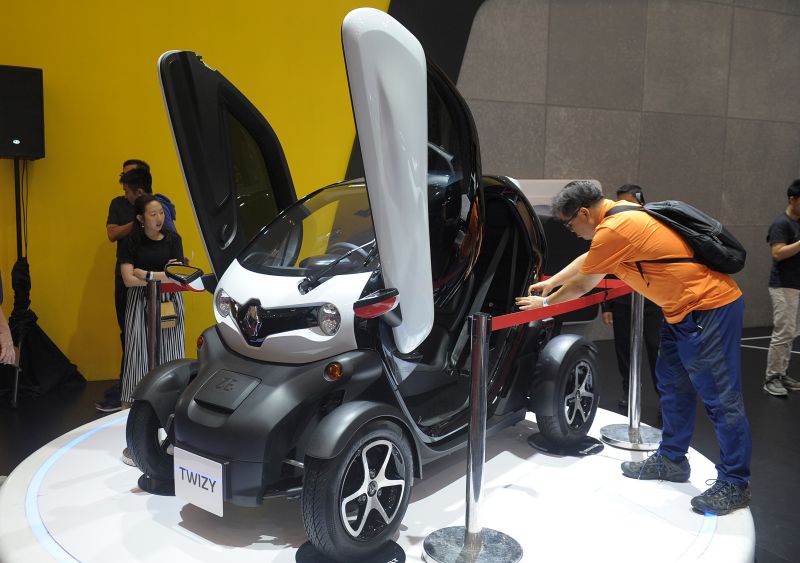 Pengunjung mengamati mobil listrik Twizy yang dipajang pada pameran otomotif Gaikindo Indonesia International Auto Show (GIIAS) 2019 di ICE-BSD, Tangerang, Banten, Sabtu (27/7). /Antara Foto.