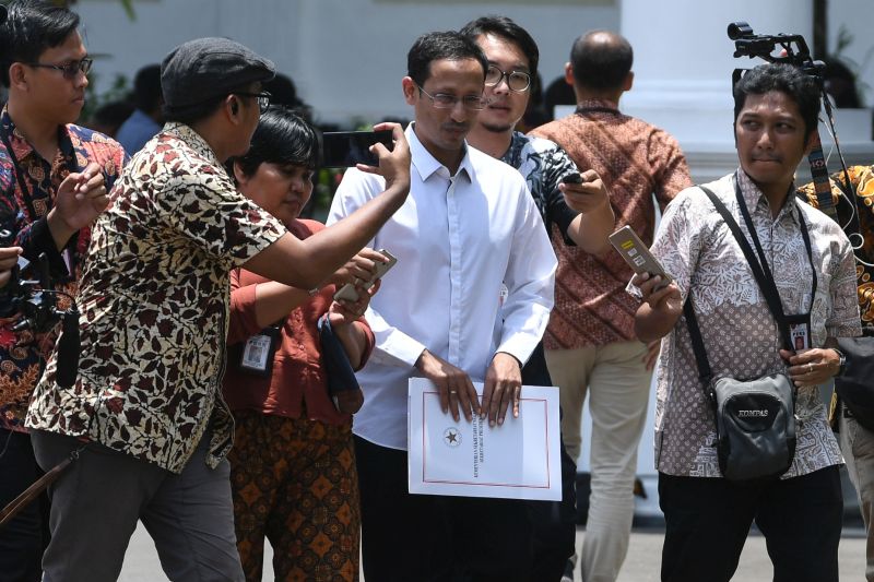 Salah satu pendiri Gojek Nadiem Makarim (tengah) meninggalkan Kompleks Istana Kepresidenan, Jakarta, Senin (21/10). /Antara Foto. 