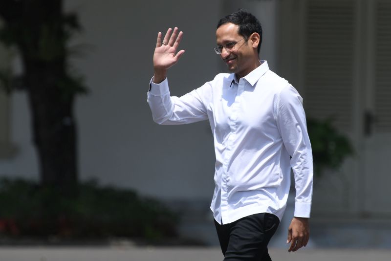 Salah satu pendiri Gojek Nadiem Makarim melambaikan tangannya saat berjalan memasuki Kompleks Istana Kepresidenan, Jakarta, Senin (21/10). /Antara Foto.