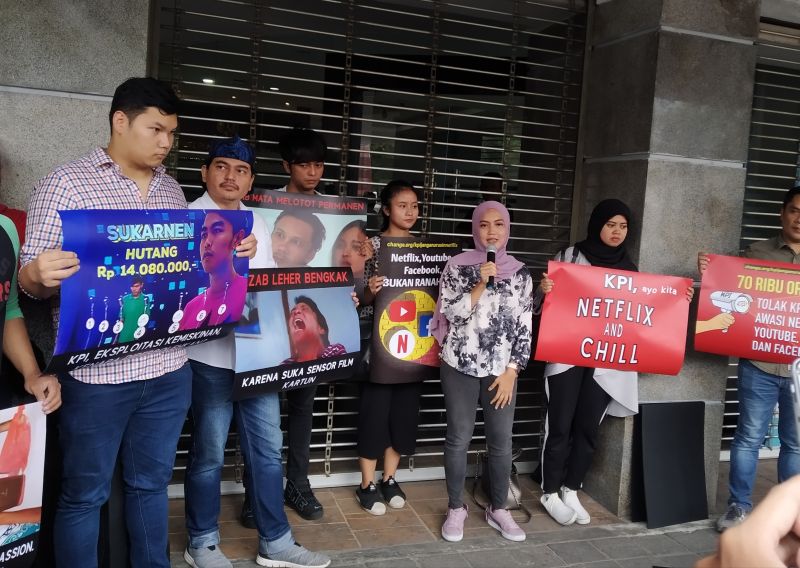 Dara Nasution, pengagas petisi #KPIJanganUrusinNetflix, bersama sejumlah orang melakukan aksi di Kantor KPI, Jakarta, Rabu (14/8). Alinea.id/Robertus Rony Setiawan.