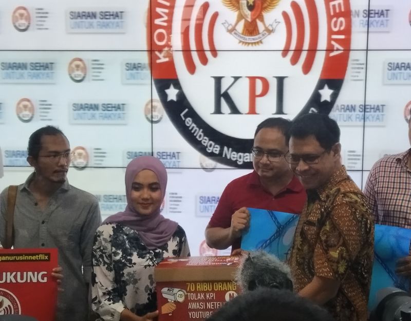 Dara Nasution, pengagas petisi #KPIJanganUrusinNetflix, bertemu dengan Wakil Ketua Komisi Penyiaran Indonesia Pusat Mulyo Hadi Purnomo di kantor KPI Pusat, Jakarta, Rabu (14/8). Alinea.id/Robertus Rony Setiawan.
