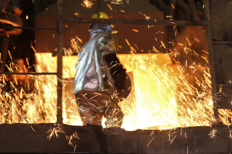 Pekerja berada di dekat tungku pembakaran bijih nikel ddi PT Antam Tbk. UBPN Sulawesi Tenggara di Pomalaa, Kolaka, Sulawesi Tenggara, Jumat (16/8). /Antara Foto. 