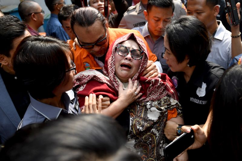 Tersangka kasus penyalahgunaan narkoba Tri Retno Prayudati alias Nunung (depan) dan July Jan Sambiran (belakang) menangis saat rilis kasus di Mapolda Metro Jaya, Jakarta, Senin (22/7). /Antara Foto. 