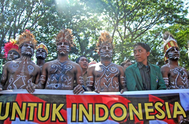 Mahasiswa asal Papua mengikuti Apel Kebangsaan di depan Monumen Mandala Pembebasan Irian Barat, Makassar, Sulawesi Selatan, Senin (2/9). /Antara Foto. 