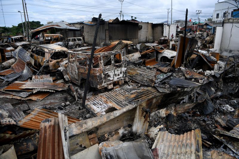 Sisa-sisa kebakaran yang menghanguskan sejumlah pertokoan dan rumah warga di Entrop, Kota Jayapura, Papua, Minggu (1/9). /Antara Foto. 