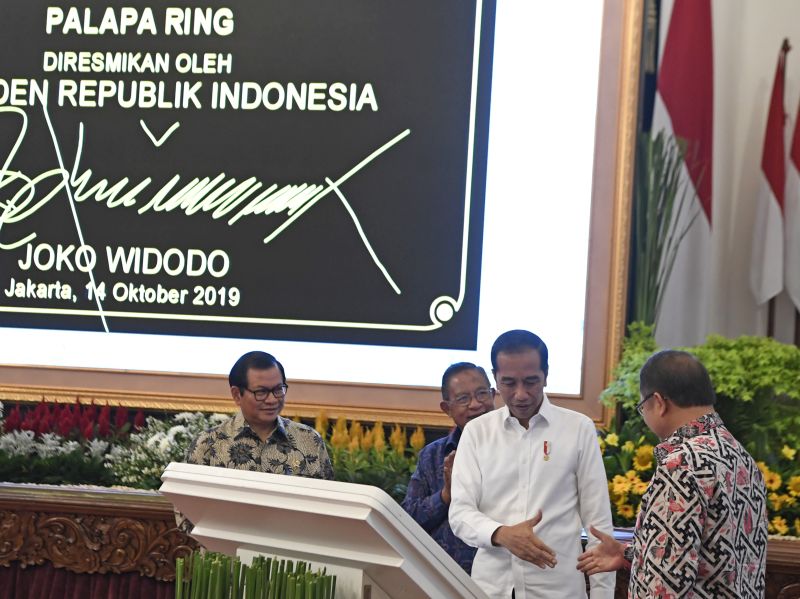 Presiden Joko Widodo (kedua kanan) bersama Menkominfo Rudiantara (kanan), Menko Perekonomian Darmin Nasution (kedua kiri) dan Seskab Pramono Anung meresmikan pengoperasian Palapa Ring di Istana Negara, Jakarta, Senin (14/10). /Antara Foto.