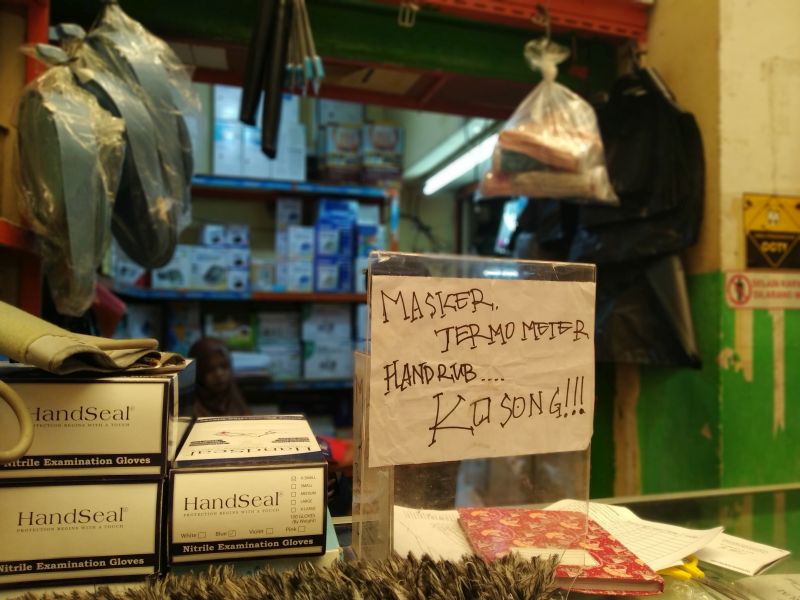 Pemberitahuan habisnya stok masker terpampang di depan sebuah kios alat-alat kesehatan di Pasar Pramuka, Matraman, Jakarta Timur, Selasa (10/3/2020). Alinea.id/Robertus Rony Setiawan..