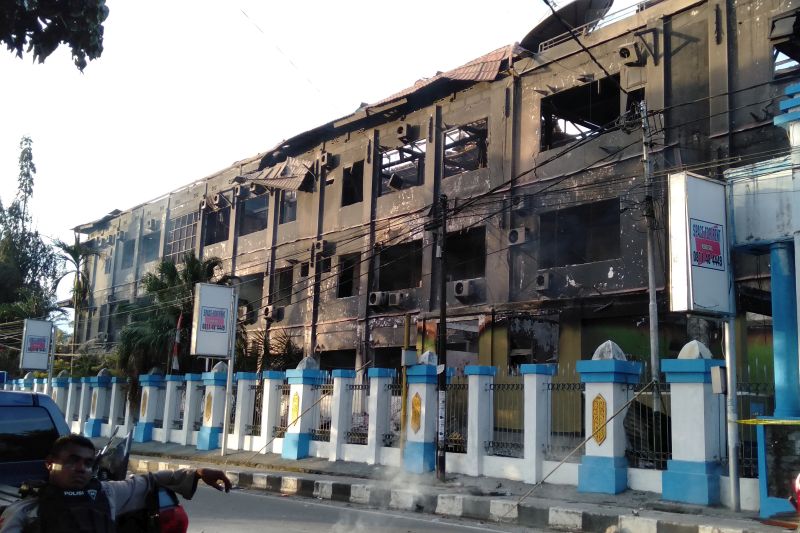 Kondisi gedung Majelis Rakyat Papua yang terbakar pascakerusuhan di Manokwari, Papua Barat, Senin (19/8). /Antara Foto.