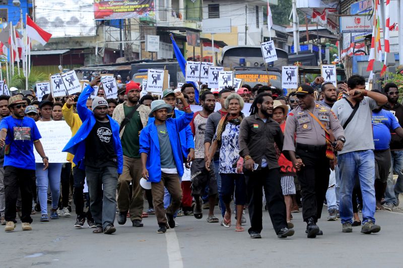 Massa berjalan kaki menuju Kantor Gubernur Papua saat melakukan aksi di Jayapura, Senin (19/8). /Antara Foto.