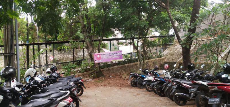 Lahan parkir yang terpisah antara laki-laki dan perempuan di RSUD Depok. Alinea.id/Soraya Novika.