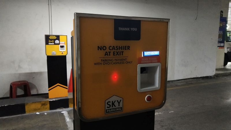 Mesin pembayaran parkir elektronik di sebuah pusat perbelanjaan. Alinea.id/Soraya Novika.