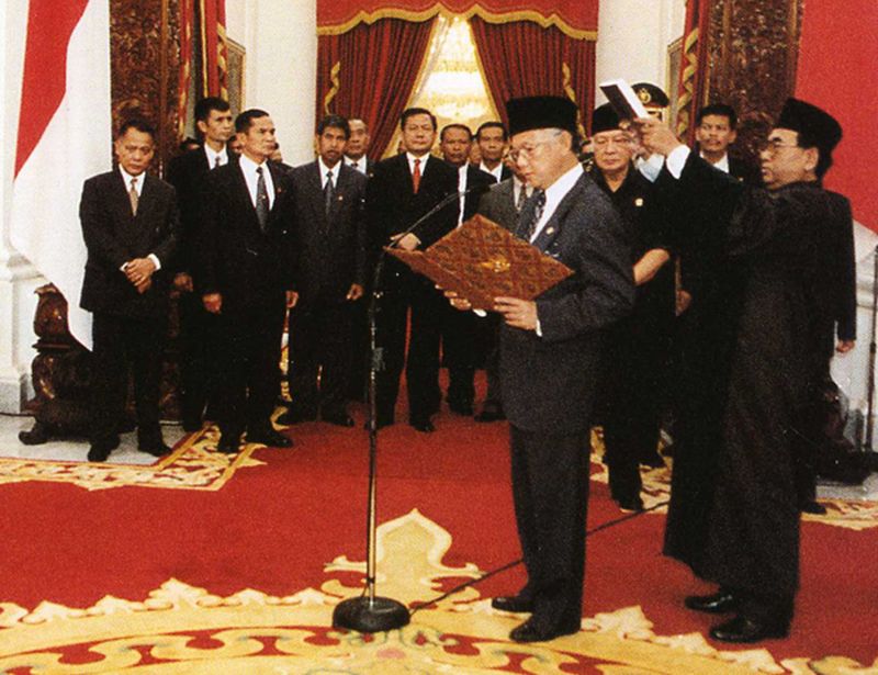 Pelantikan BJ Habibie sebagai presiden menggantikan Soeharto pada 21 Mei 1998. /commons.wikimedia.org/B.J. Habibie: 72 Days as Vice President