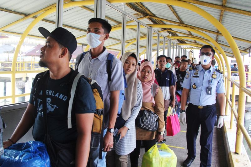 Sejumlah penumpang kapal dari Port Dickson, Malaysia yang didominasi warga negara Indonesia (WNI) tiba di Pelabuhan Dumai, Riau, Kamis (19/3/2020). Foto Antara/Aswaddy Hamid.