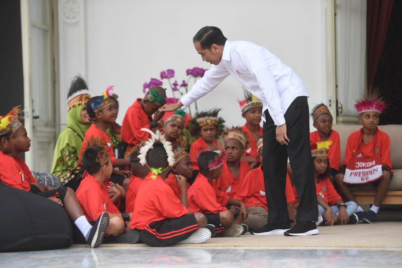 Presiden Joko Widodo berjabat tangan dengan anak-anak perwakilan siswa SD di Jayapura dan Asmat, Papua, di Istana Merdeka, Jakarta, Jumat (11/10). /Antara Foto.