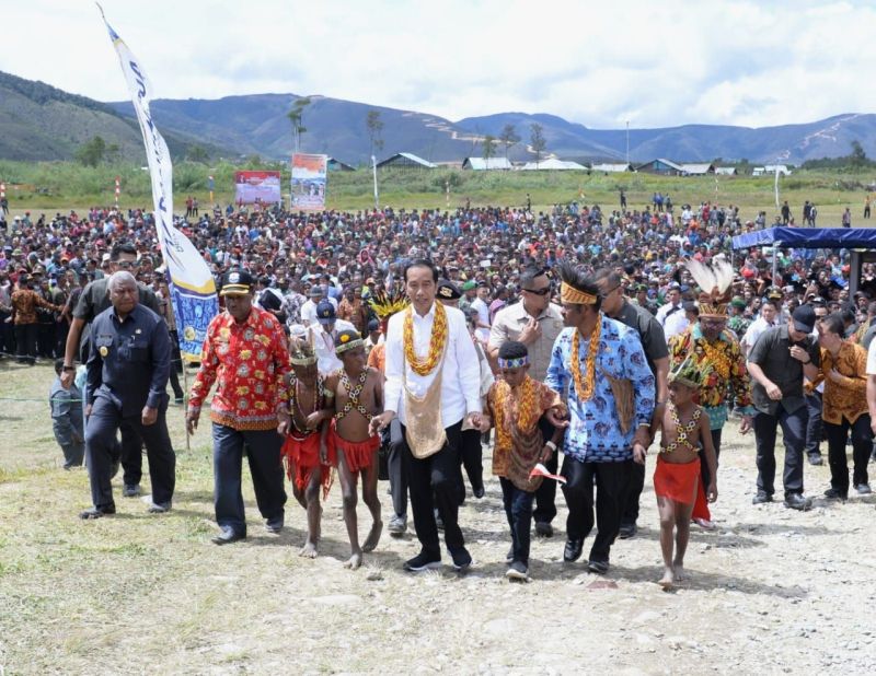 Presiden Joko Widodo (tengah) mengunjungi lapangan bola Irai di Kabupaten Pegunungan Arfak, Provinsi Papua Barat, Minggu, (27/10). /Antara Foto. 