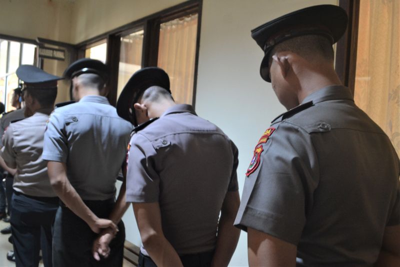 Lima orang polisi memasuki ruang sidang bidang Propam di Polda Sulawesi Tenggara, Kendari, Sulawesi Tenggara, Kamis (17/10). /Antara Foto. 