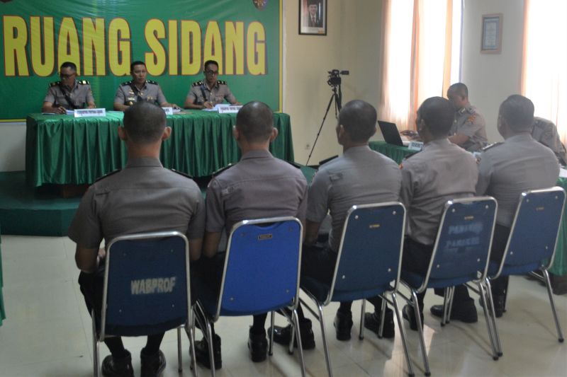 Lima orang polisi menjalani sidang disiplin di bidang Propam Polda Sulawesi Tenggara, Kendari, Sulawesi Tenggara, Kamis (17/10). /Antara Foto. 