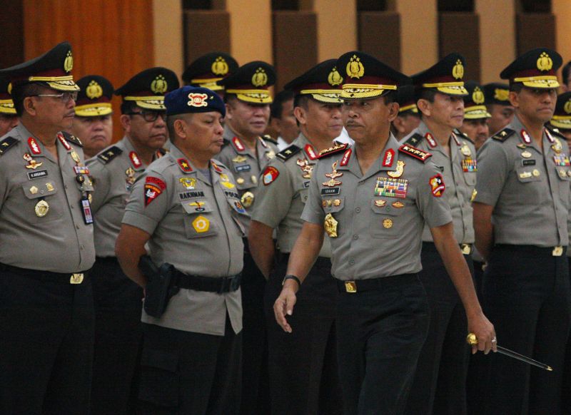 Kapolri Jenderal Pol. Idham Azis (tengah) bersiap mengikuti upacara korps kenaikan pangkat di Mabes Polri, Jakarta, Kamis (21/11). /Antara Foto. 