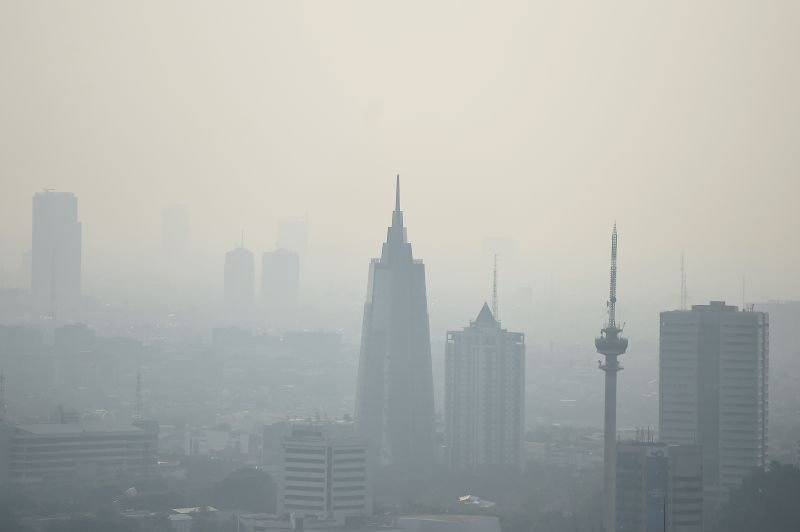 Gedung bertingkat tersamar kabut polusi udara di Jakarta, Senin (8/7). /Antara Foto. 