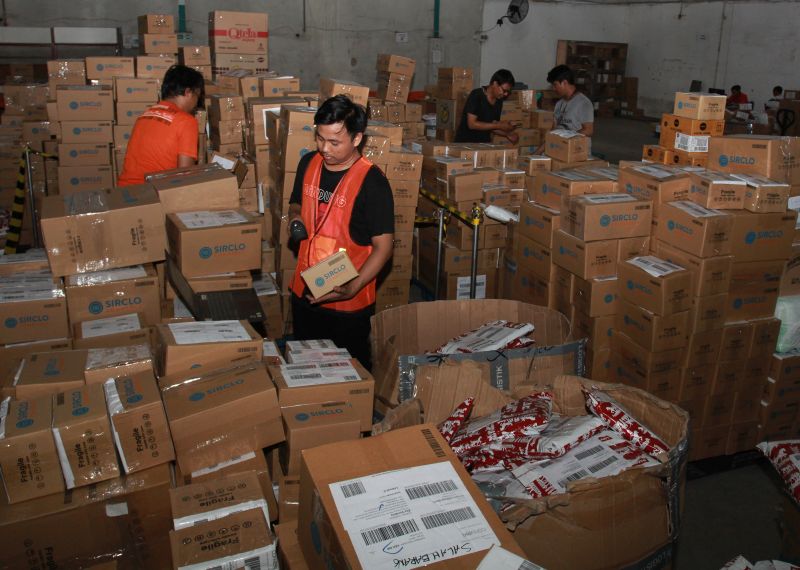 Pekerja melakukan penyortiran barang-barang pesanan pada moment belanja daring 11.11 digudang salah satu situs belanja online di Setu, Tangerang Selatan, Banten, Rabu (13/11). /Antara Foto.