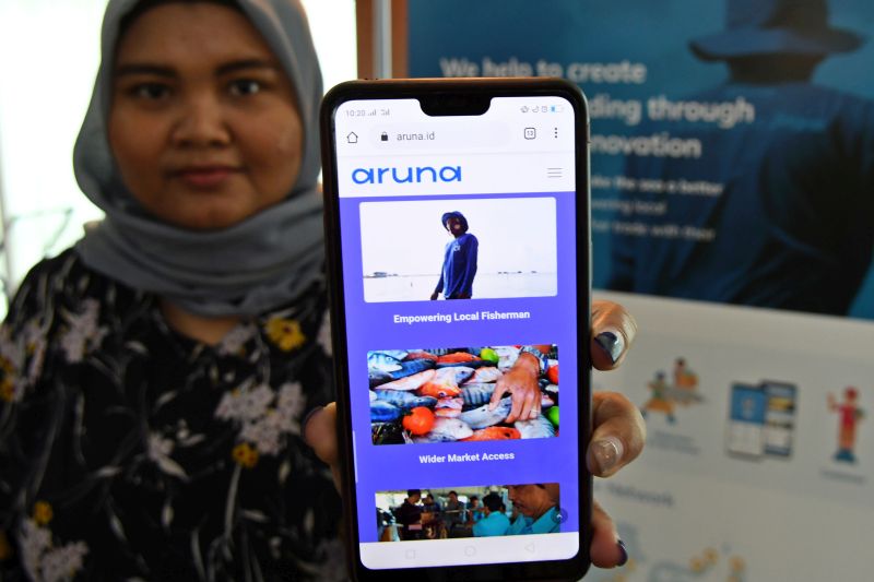 Petugas menunjukkan tampilan salah satu e-commerce platfrom perikanan dalam pameran inovasi digital Digifish 2019 di Kementerian Kelautan dan Perikanan (KKP), Jakarta, Selasa (3/12). /Antara Foto.