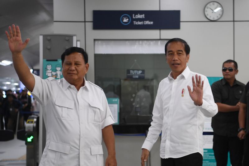Prabowo dan Jokowi bertemu di Stasiun MRT Lebak Bulus, Jakarta Selatan, beberapa waktu lalu. /Antara Foto.