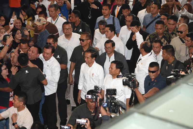 Presiden Joko Widodo (kiri) berjalan bersama Ketua Umum Partai Gerindra Prabowo Subianto (kanan) saat tiba di FX Senayan, Jakarta, Sabtu (13/7). /Antara Foto.