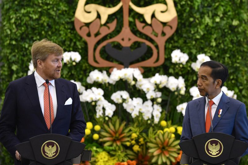 Presiden Joko Widodo (kanan) bersama Raja Belanda Willem Alexander menyampaikan pernyataan pers saat kunjungan kenegaraan di Istana Bogor, Jawa Barat, Selasa (10/3/2020). Foto Antara/Sigid Kurniawan.