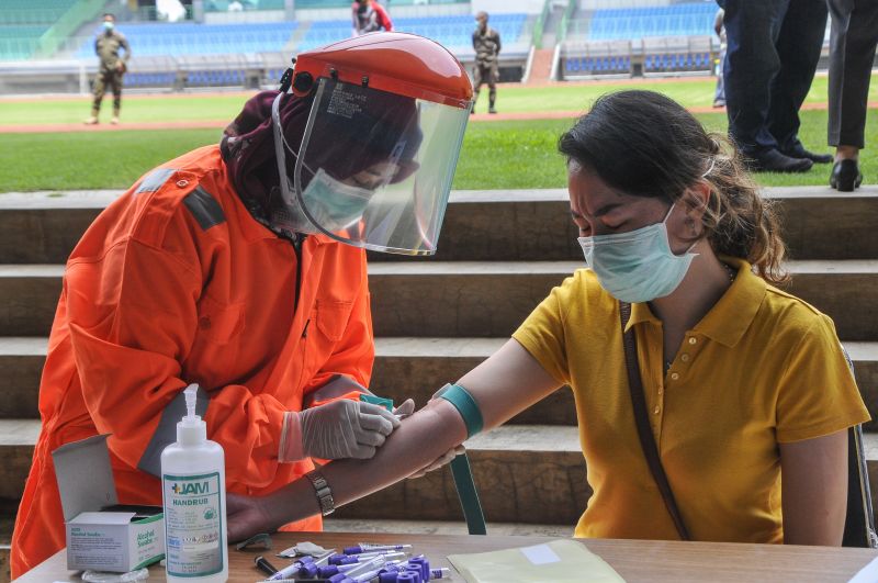 Petugas medis mengecek kesehatannya dengan mengambil sampel darah dengan metode rapid test (pemeriksaan cepat) di Stadion Patriot Candrabhaga, Bekasi, Jawa Barat, Rabu (25/3/2020). Foto Antara/Fakhri Hermansyah.