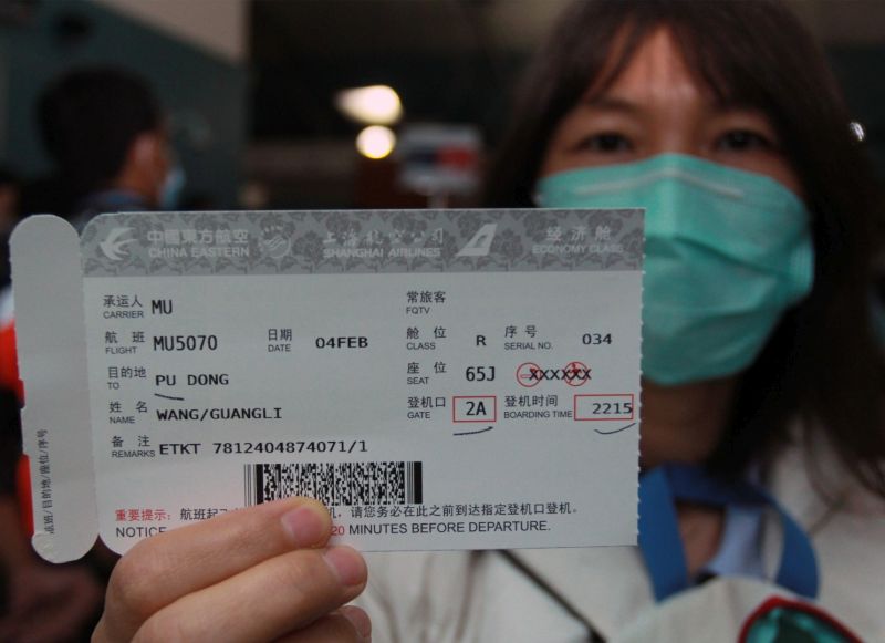  Seorang penumpang maskapai China Eastern tujuan Shanghai China menunjukan tiket pesawat sebelum boarding di Terminal 3 Bandara Soekarno Hatta, Tangerang, Banten, Rabu (5/2/2020). Foto Antara/Muhammad Iqbal.