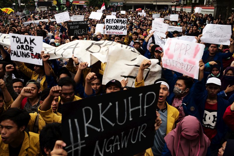 Sejumlah mahasiswa yang tergabung dalam Aliansi Mahasiswa Banyumas melakukan unjuk rasa di depan gedung DPRD Banyumas, Jawa Tengah, Senin (23/9). /Antara Foto. 