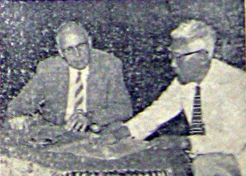 Harry R. Wellman dari University of California berbicara dengan Sardjito dari Universitas Gadjah Mada. /Nasional, 27 Januari 1961/commons.wikimedia.org.