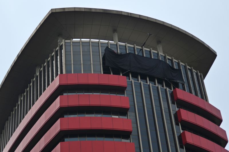 Tulisan Komisi Pemberantasan Korupsi (KPK) tertutup kain hitam di Gedung Merah Putih KPK, Jakarta, Senin (9/9). /Antara Foto.