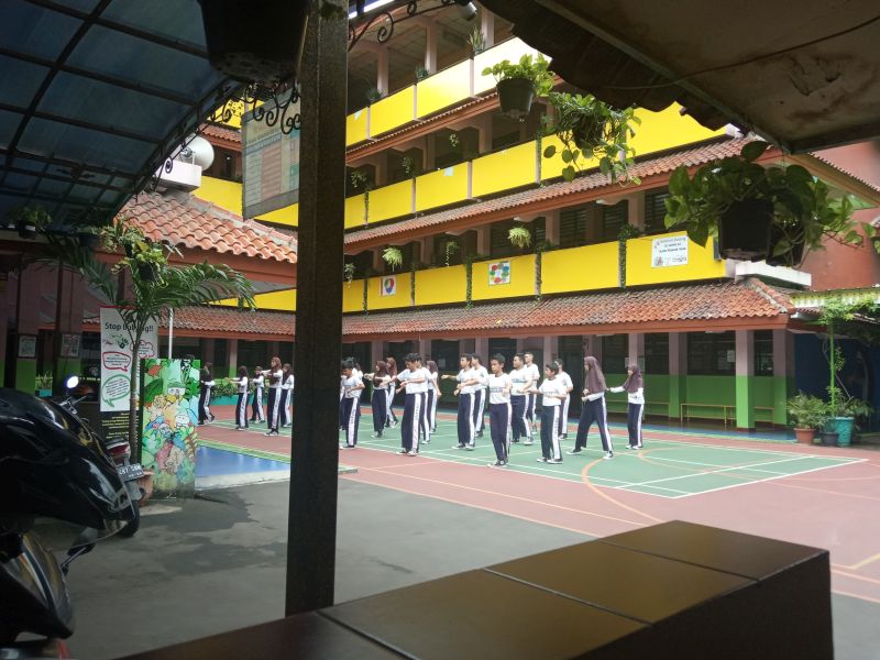 Murid-murid SMPN 43 Jakarta tengah berolah raga, Senin (17/2/2020). Alinea.id/Manda Firmansyah.