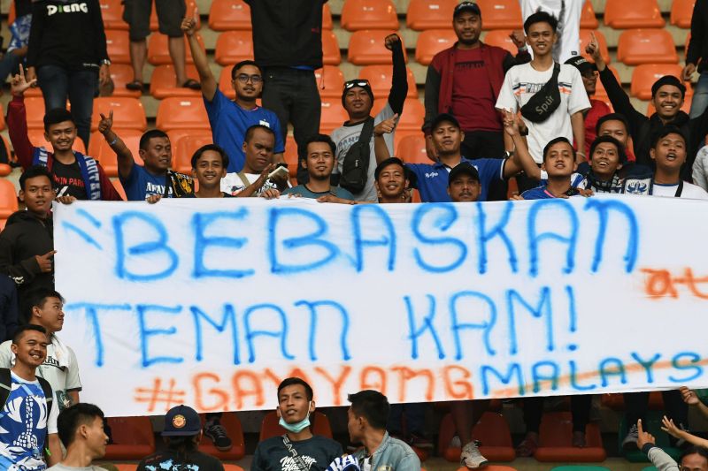 Sejumlah suporter PSIS Semarang, Panser Biru membentangkan spanduk solidaritas pembebasan pendukung Timnas Indonesia saat pertandingan lanjutan Liga 1 di Stadion Pakansari, Kabupaten Bogor, Jawa Barat, Jumat (22/11). /Antara Foto. 